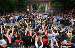 网易:澳门精准一肖一码一必中一肖-直击各地考生冲出考场瞬间