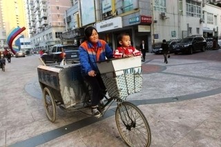 抖音视频:马会香港7777788888-清洁工被垃圾车撞倒掉进压缩箱失踪