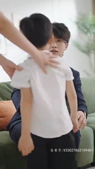 抖音视频:王中王最准一肖100免费公开-《看不见影子的少年》诡异的爸癫狂的妈神秘的他