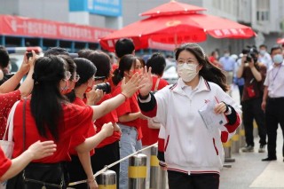 网易:澳门精准一肖一码一必中一肖-直击各地考生冲出考场瞬间