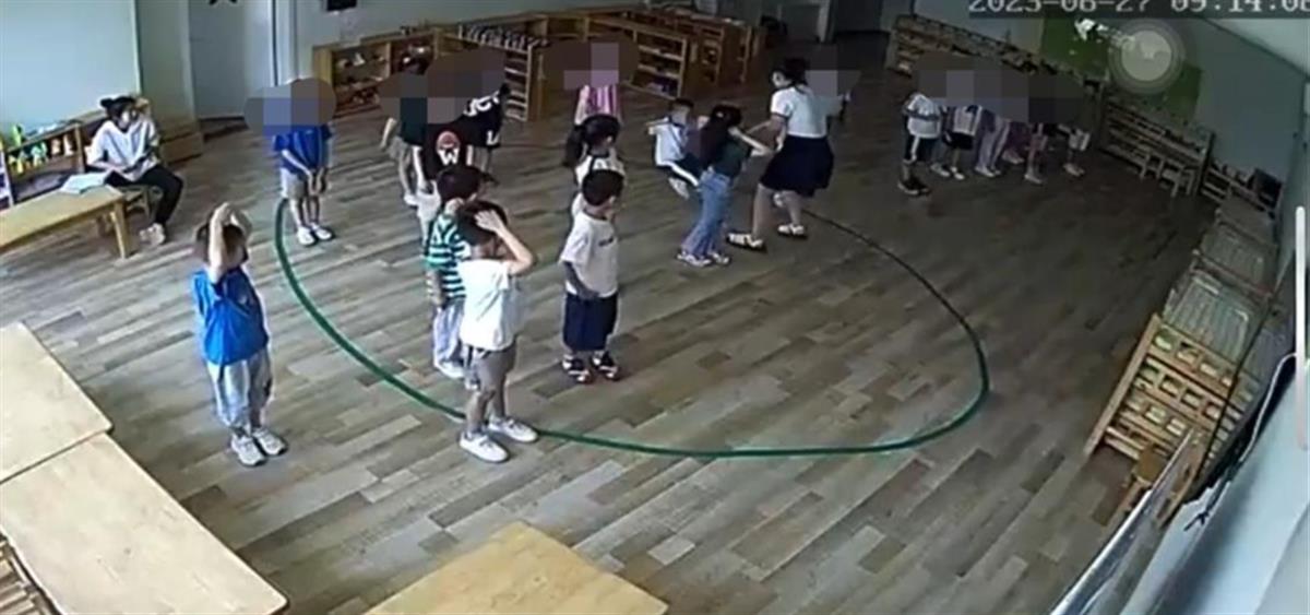 男孩上楼梯遭幼儿园同学围堵推倒  第2张
