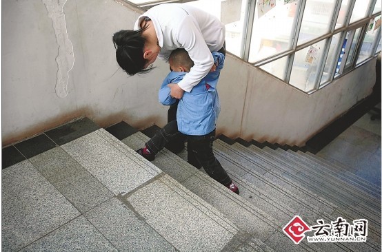 男孩上楼梯遭幼儿园同学围堵推倒  第3张