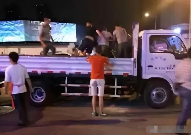 西安一城管执法逼摊贩跳河？谣言  第1张