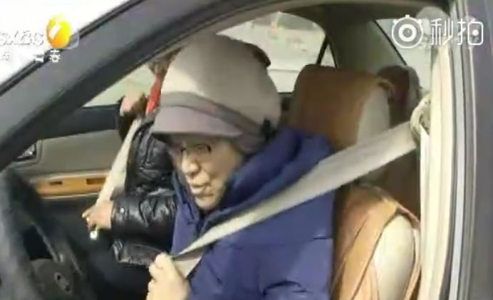 网易:澳门码资料版本大全-大妈抢夺大巴司机方向盘被刑拘  第2张