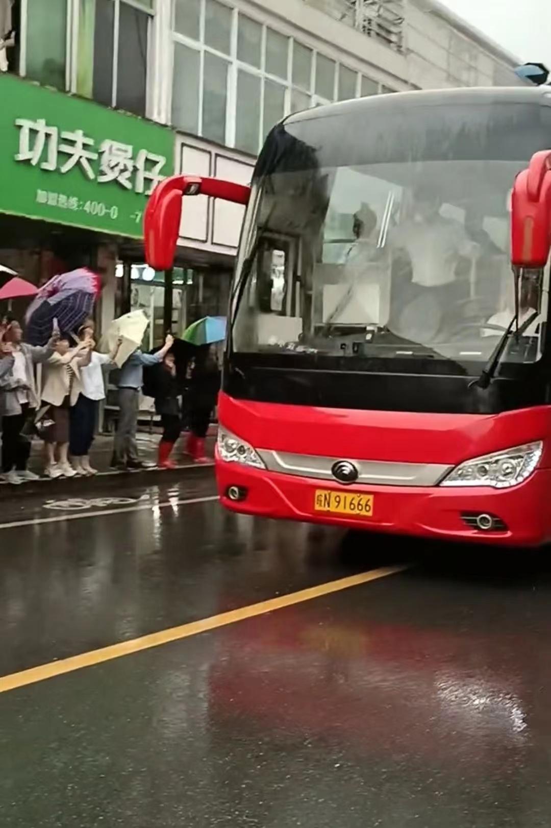 火山视频:2024新澳门正版免费资木车-毛坦厂中学送考 头车再现91666号牌  第3张