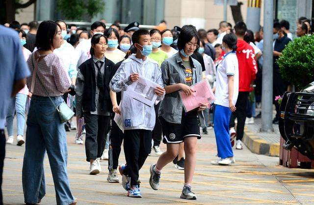 知乎：2024澳门王中王100%的资料-高考生戴手镯过不了安检考场外大哭  第2张