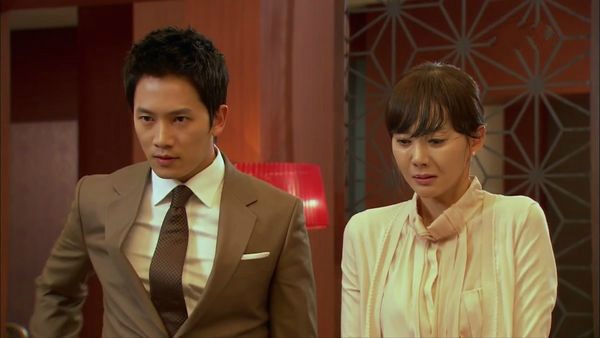 抖音视频:新澳彩资料免费长期公开-新郎由长嫂带大 结婚时向嫂子下跪  第3张