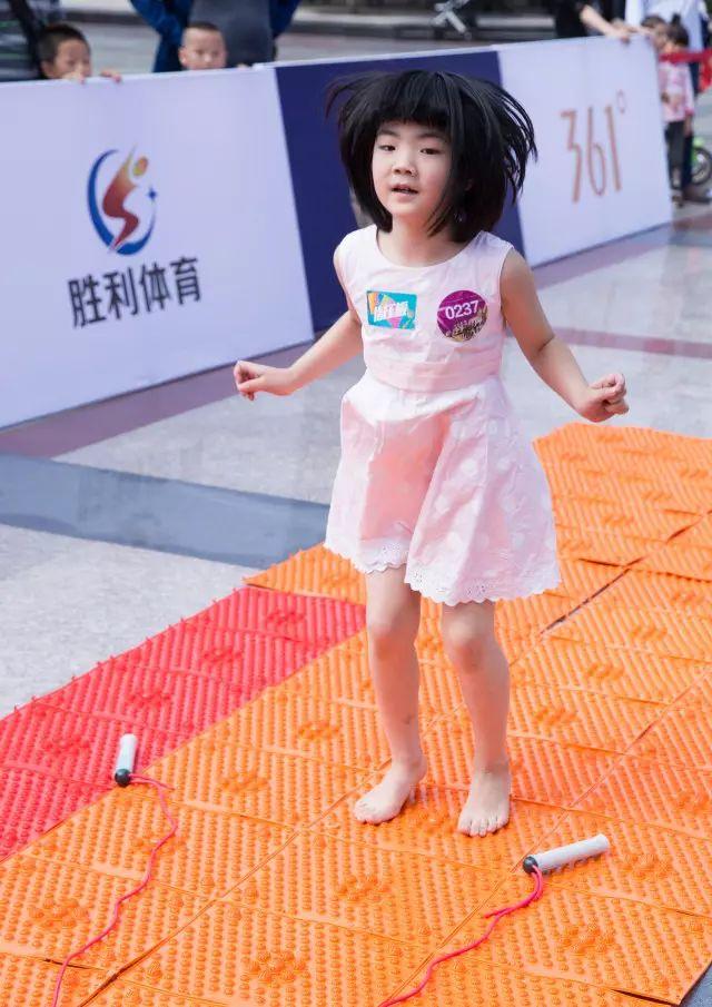 搜狐订阅：白小姐一肖一码期准今晚开奖-孩子光脚被地面烫到两轮变四驱  第1张