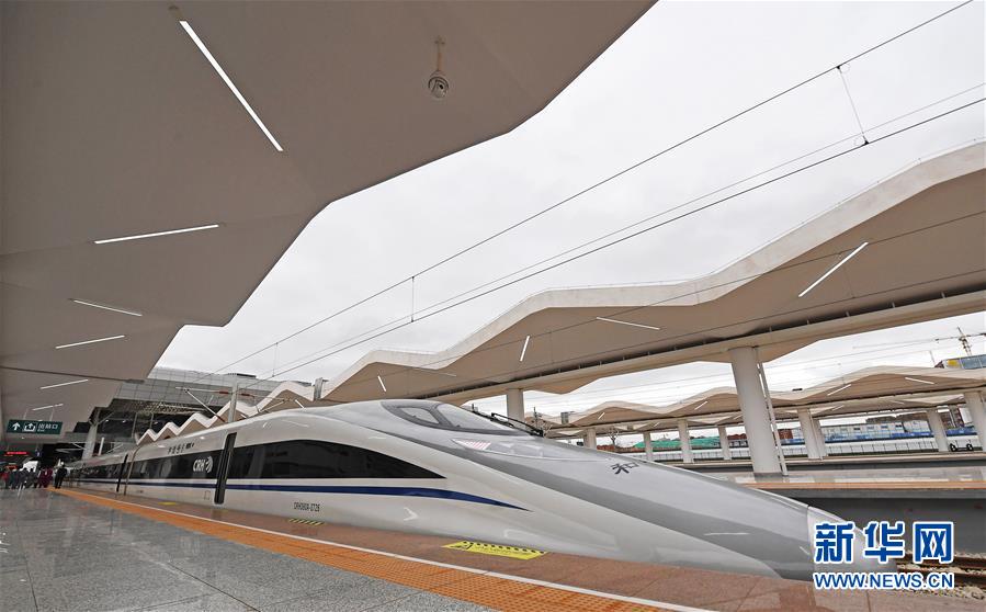 搜狗订阅:2024新澳彩免费资料-暴雨中高铁候车站台堪比水帘洞  第3张