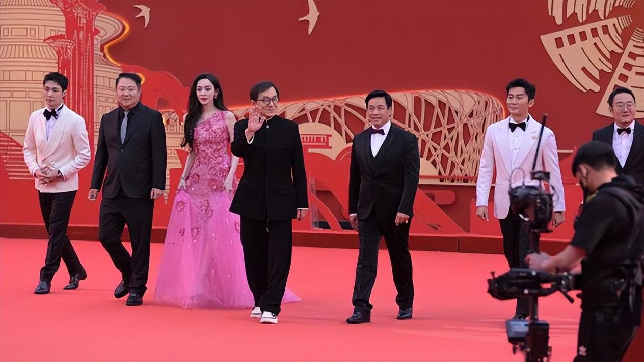 微博:2024澳门一肖一码配套成龙-《云边有个小卖部》王珞丹含泪打手语  第3张