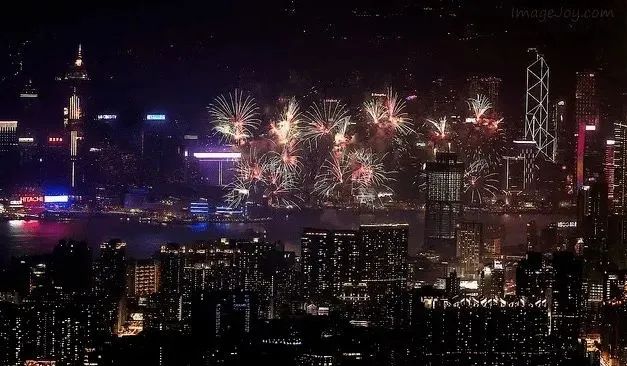 搜狐订阅：2024香港正版挂牌-《喜人奇妙夜》打工人下班时的崩溃瞬间  第1张
